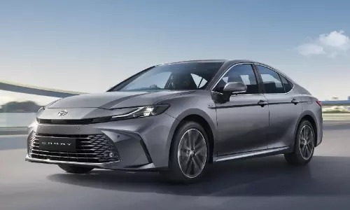 கேம்ரி காரை அப்டேட் செய்த டொயோட்டா.. ரூ. 48 லட்சத்தில் அறிமுகம் - என்னென்ன ஸ்பெஷல்?