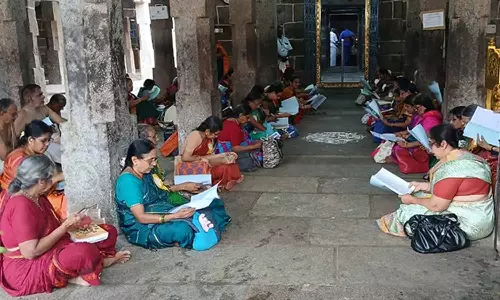 புயல்-மழையில் இருந்து பாதுகாக்க தலசயன பெருமாள் கோவிலில் கூட்டு பிரார்த்தனை