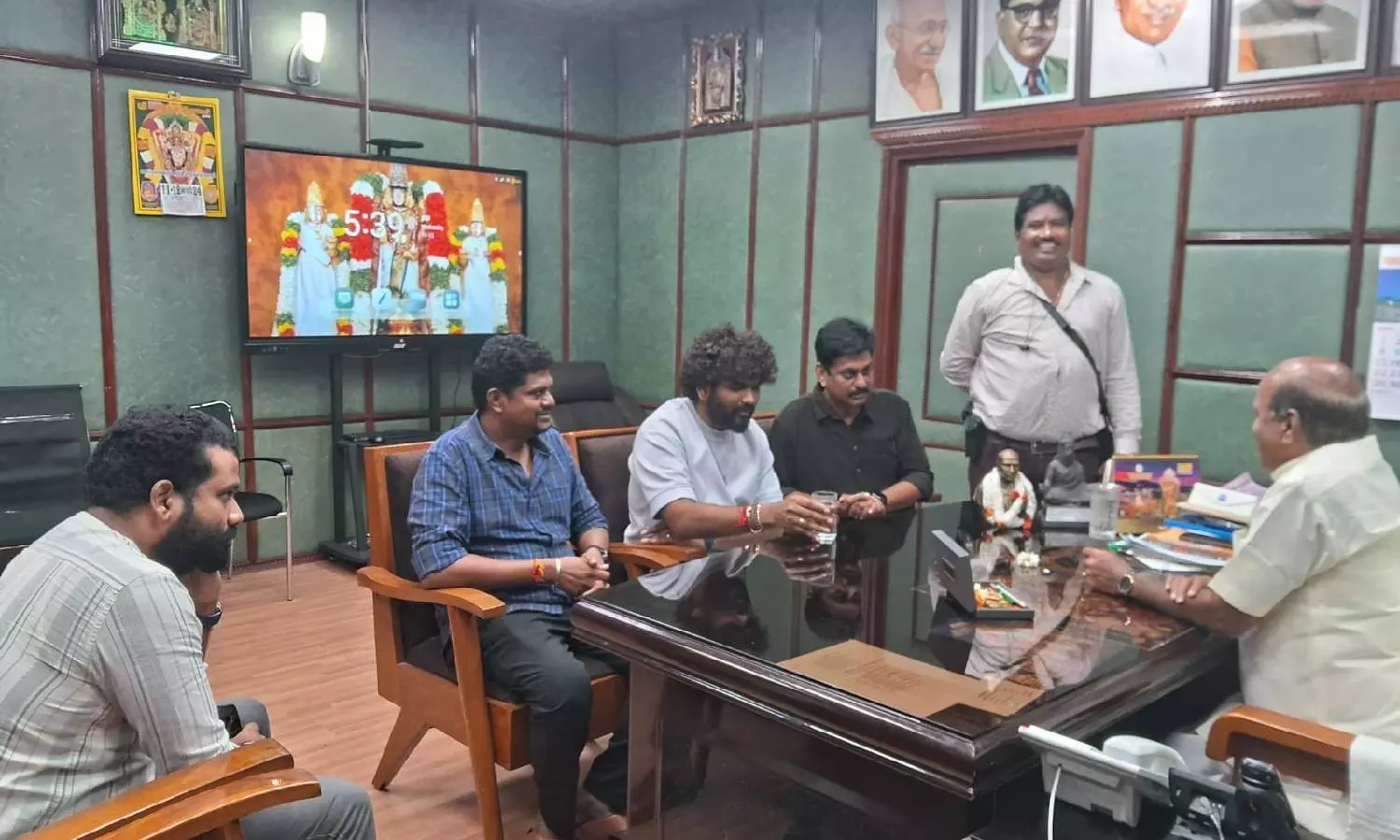 நயன்தாரா பங்கேற்கும் இசை நிகழ்ச்சி: அமைச்சருடன் இயக்குனர் விக்னேஷ்சிவன் ஆலோசனை