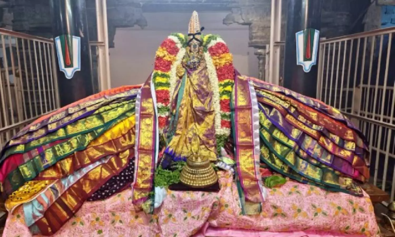 ஸ்ரீவில்லிபுத்தூர் ஆண்டாள் கோவிலில் 108 வஸ்திரங்கள் சாற்றி வழிபாடு ஸ்ரீவில்லிபுத்தூர் ஆண்டாள் கோவிலில் 108 வஸ்திரங்கள் சாற்றி வழிபாடு