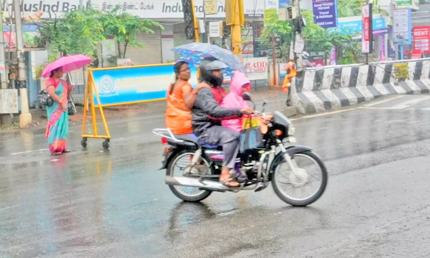 கரூர், அரியலூர், புதுக்கோட்டை, பெரம்பலூரில் கொட்டி தீர்த்த கனமழை கரூர், அரியலூர், புதுக்கோட்டை, பெரம்பலூரில் கொட்டி தீர்த்த கனமழை