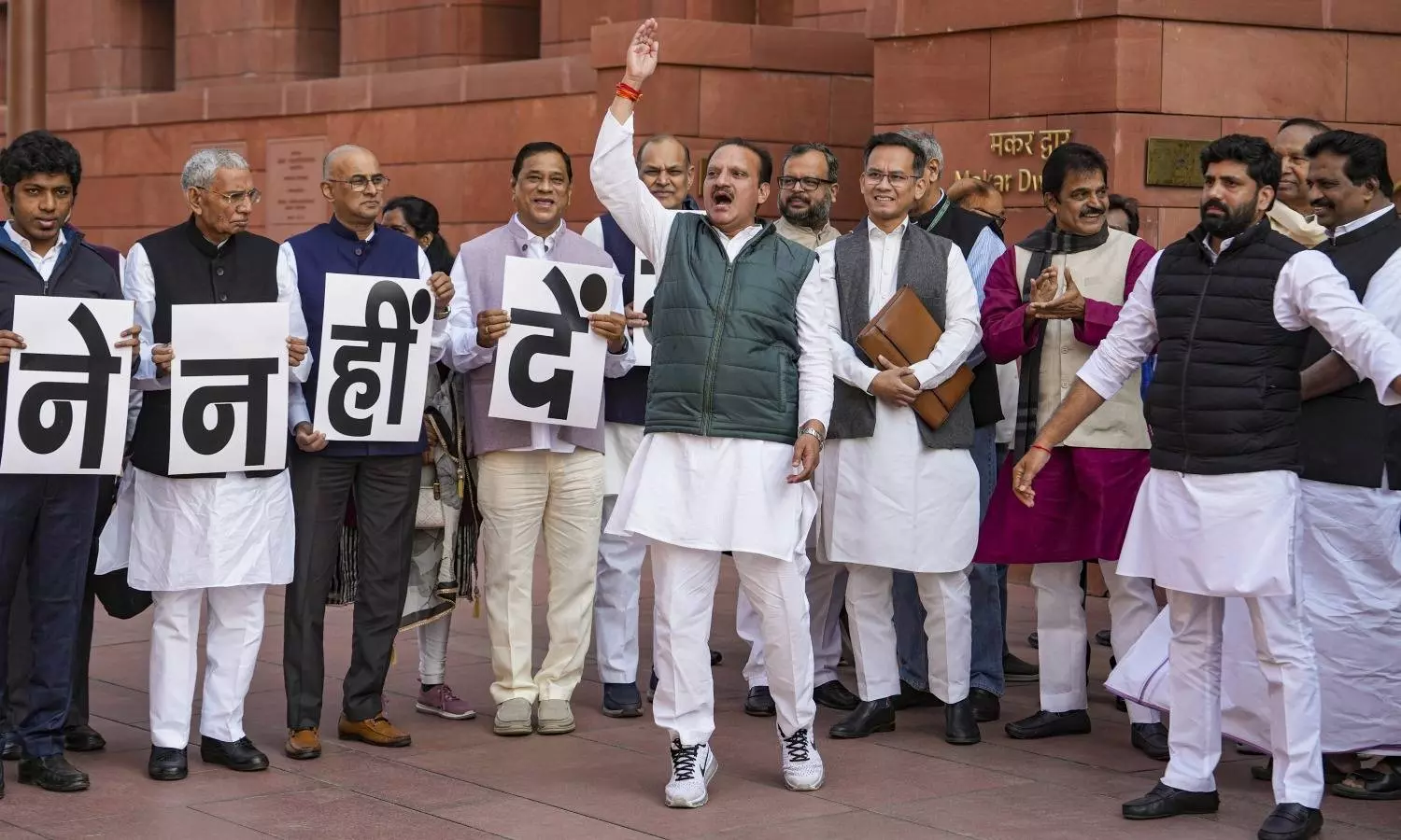 பாராளுமன்றத்தில் இன்றும் எதிர்கட்சி எம்.பி.க்கள் போராட்டம்: மேல்சபையில் அமளி-ஒத்திவைப்பு பாராளுமன்றத்தில் இன்றும் எதிர்கட்சி எம்.பி.க்கள் போராட்டம்: மேல்சபையில் அமளி-ஒத்திவைப்பு