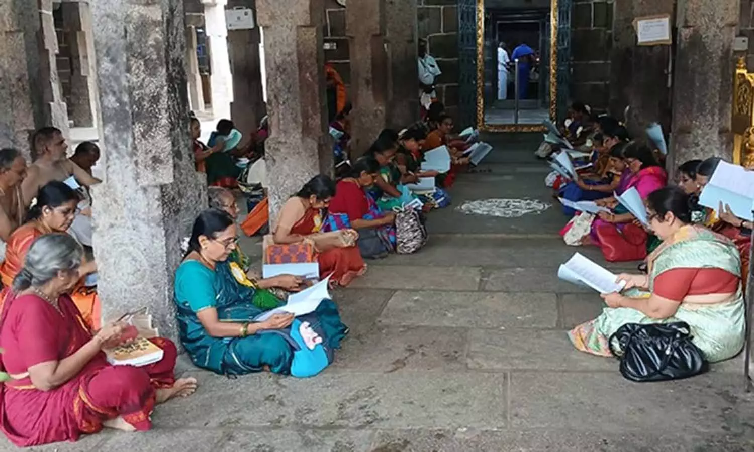 புயல்-மழையில் இருந்து பாதுகாக்க தலசயன பெருமாள் கோவிலில் கூட்டு பிரார்த்தனை புயல்-மழையில் இருந்து பாதுகாக்க தலசயன பெருமாள் கோவிலில் கூட்டு பிரார்த்தனை