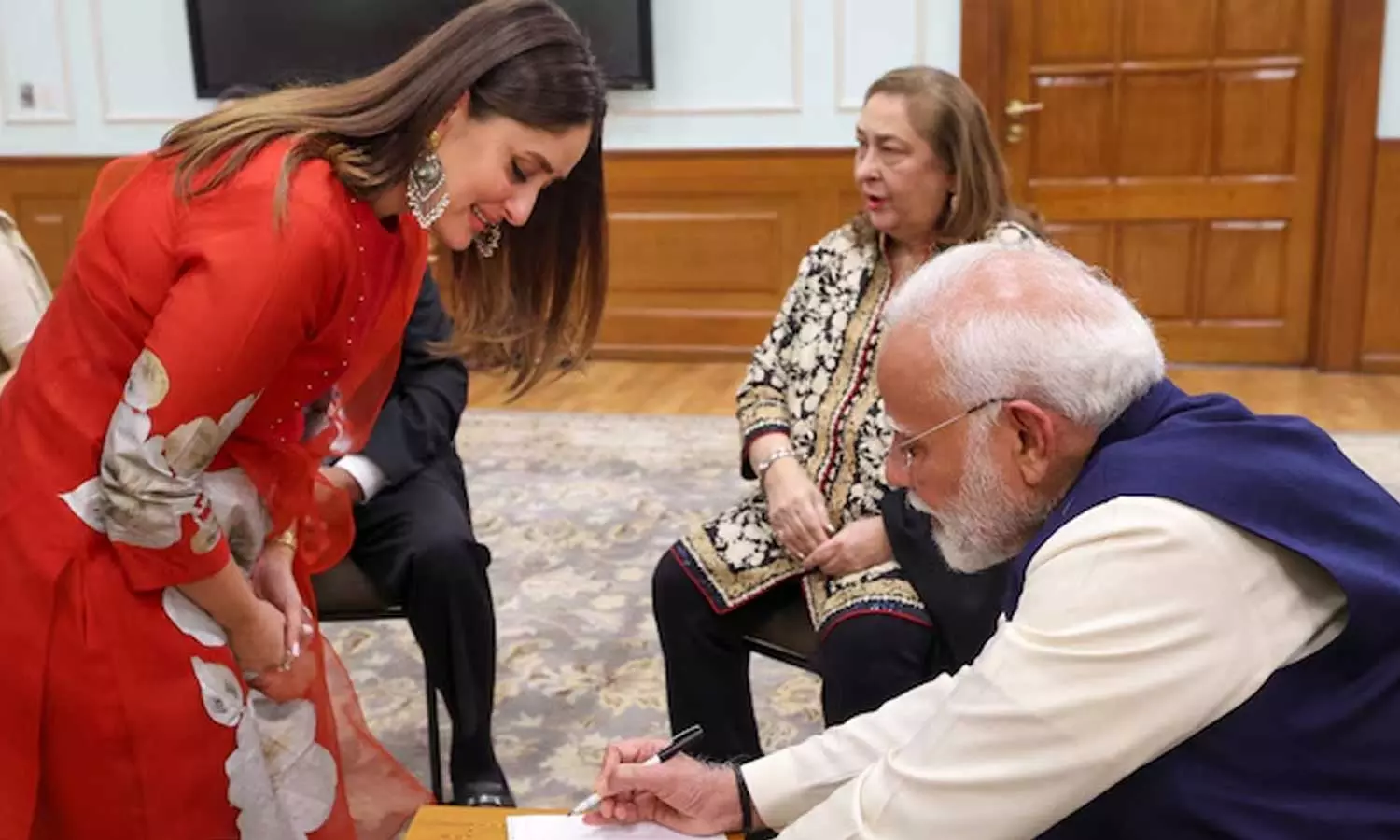 மணிப்பூருக்கு செல்ல சொன்னோம், ஆனால் மோடி கரீனா கபூரை பார்க்க செல்கிறார்- காங்கிரஸ்