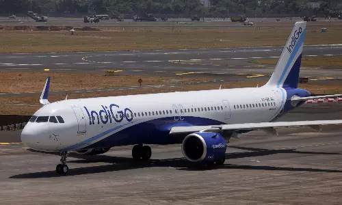 கைவிட்ட இண்டிகோ.. உணவின்றி சிக்கித்தவிக்கும் 400 பயணிகள்