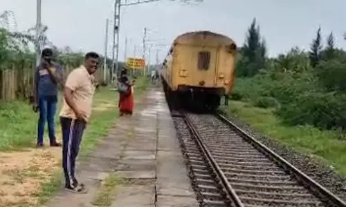 பின்னோக்கி இயக்கப்பட்ட திருச்செந்தூர் பயணிகள் ரெயில்: டிரைவர் `சஸ்பெண்டு