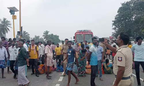 நிவாரணம் வழங்காதததை கண்டித்து பொதுமக்கள் சாலை மறியல்