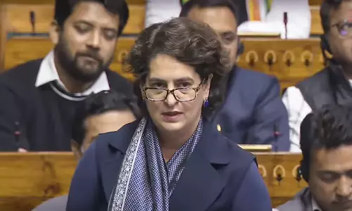 எல்லா பழியையும் நேரு மீது போடாமல் நிகழ்காலத்தை பற்றி எப்போ பேசுவீங்க?.. கன்னிப் பேச்சில் பிரியங்கா விளாசல்