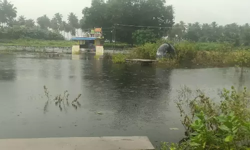 கிருஷ்ணகிரி அருகே ஏரி நீர் ஊருக்குள் புகுந்ததால் கிராம மக்களின் இயல்பு வாழ்க்கை பாதிப்பு