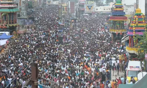 இன்னும் சில மணி நேரங்களில் மகா தீபத்திருவிழா.. கிரிவலப் பாதையில் குவிந்த லட்சக் கணக்காண பக்தர்கள்