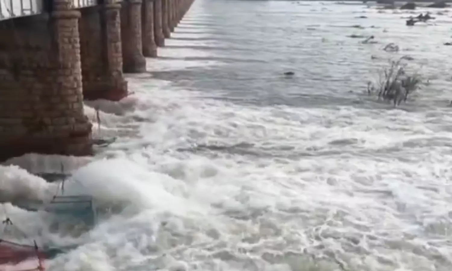 தாமிரபரணியில் நீர்வரத்து அதிகரிப்பு- ஸ்ரீவைகுண்டம், ஏரலுக்கு வெள்ள அபாய எச்சரிக்கை தாமிரபரணியில் நீர்வரத்து அதிகரிப்பு- ஸ்ரீவைகுண்டம், ஏரலுக்கு வெள்ள அபாய எச்சரிக்கை