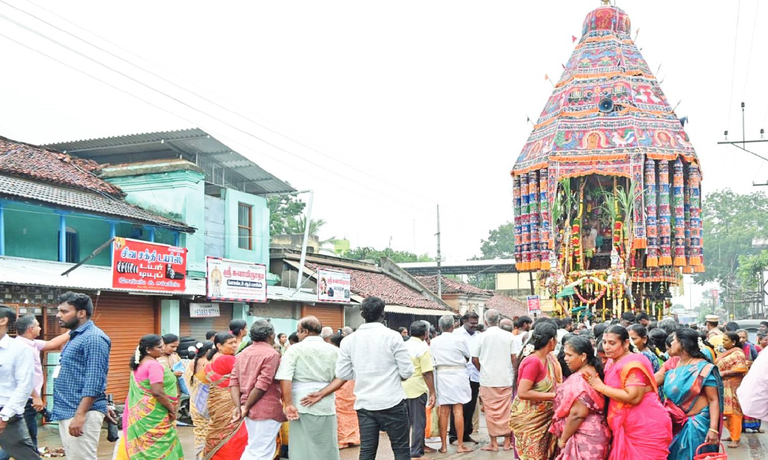 சுவாமிமலையில் திருக்கார்த்திகை தேரோட்டம்: ஆயிரக்கணக்கான பக்தர்கள் வடம் பிடித்து இழுத்தனர்