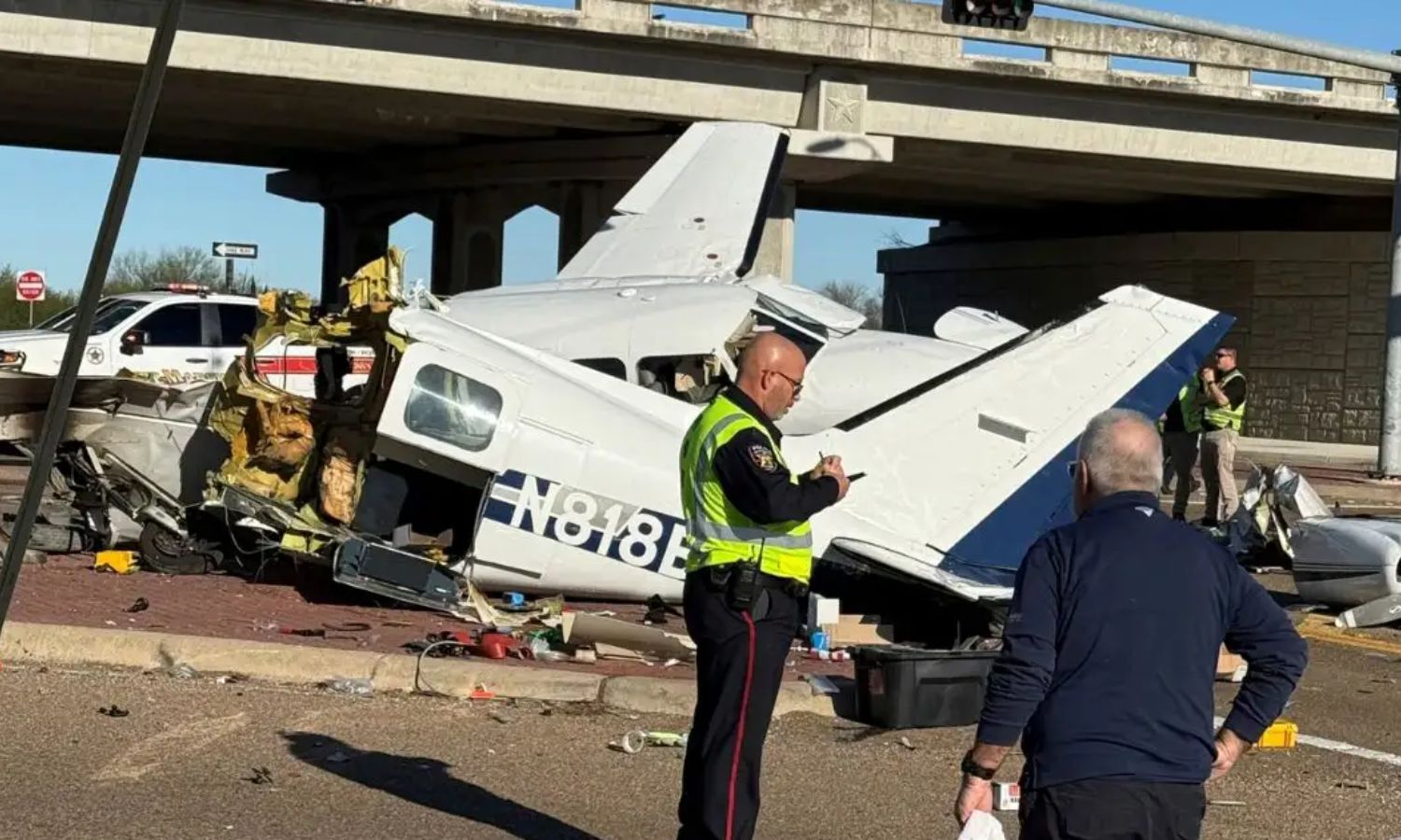 VIDEO: நெடுஞ்சாலையில் சென்ற கார்கள் மீது மோதி இரண்டாக முறிந்த விமானம்