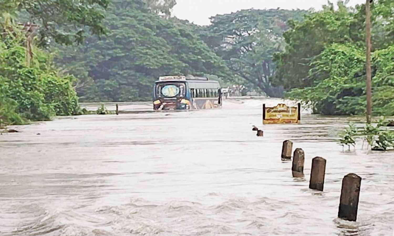 தரைப்பாலத்தை கடந்த போது வெள்ளத்தில் சிக்கிய பஸ்