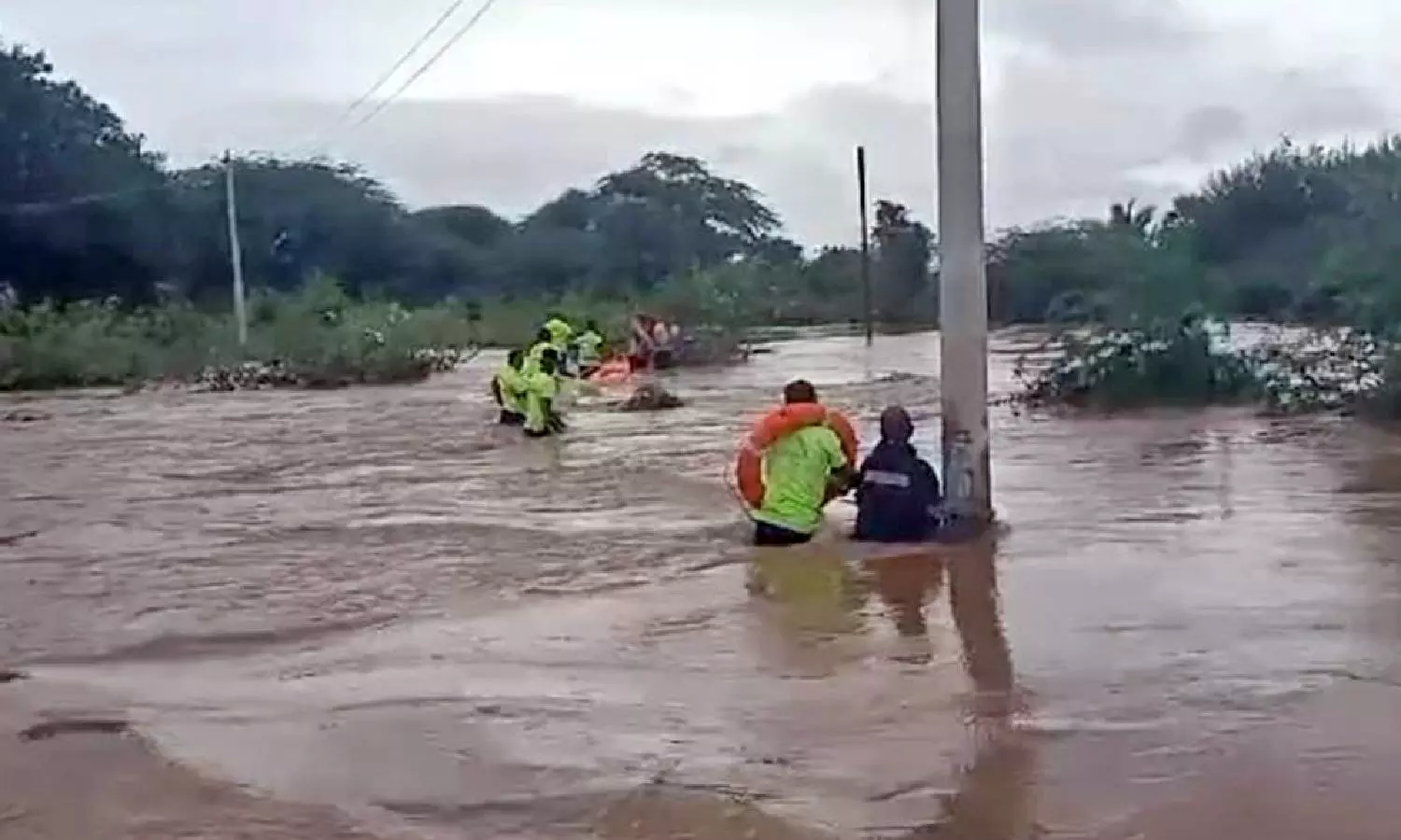 நெல்லை, முக்கூடல் அருகே வெள்ளத்தில் சிக்கிய 4 பேரை தீயணைப்பு வீரர்கள் மீட்டனர்