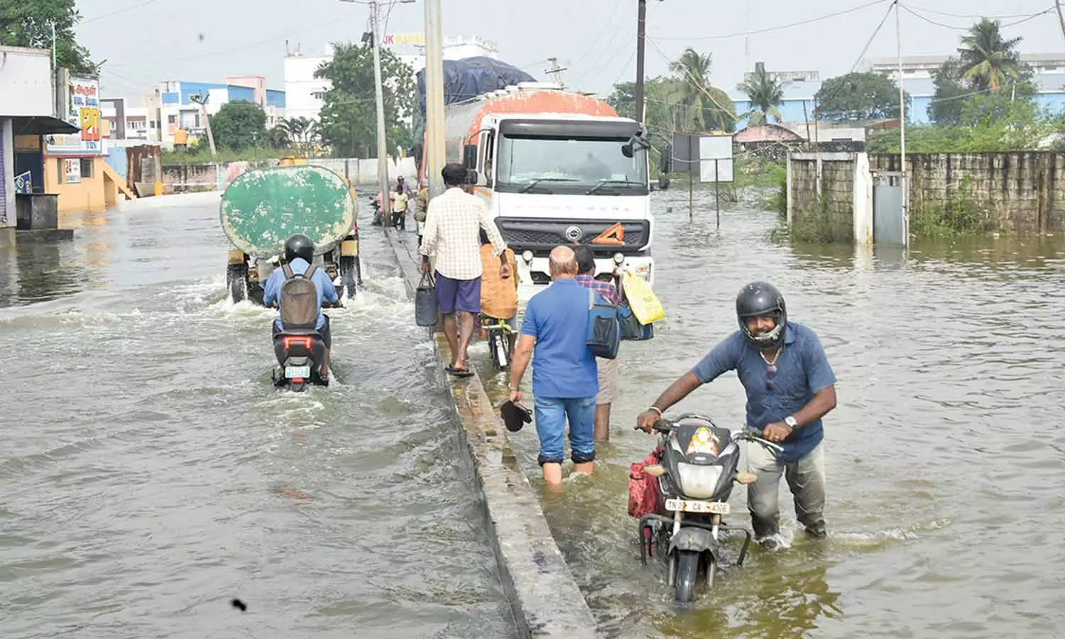 மாதவரம்- வடபெரும்பாக்கம் சாலையில் போக்குவரத்து துண்டிப்பு