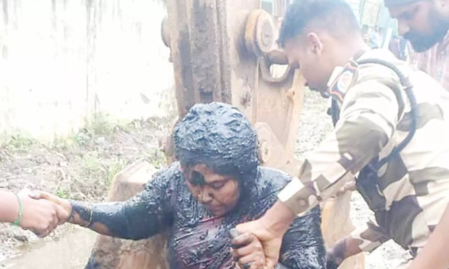 விருகம்பாக்கத்தில் கால்வாயில் விழுந்த பெண்ணை மீட்ட போலீசார் விருகம்பாக்கத்தில் கால்வாயில் விழுந்த பெண்ணை மீட்ட போலீசார்