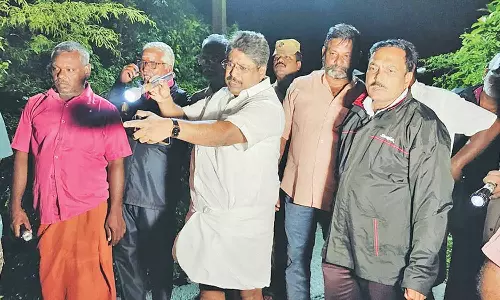 ஆய்வின் போது திடீரென உடைந்த பாலம்- அதிர்ஷ்டவசமாக உயிர் தப்பிய அமைச்சர்