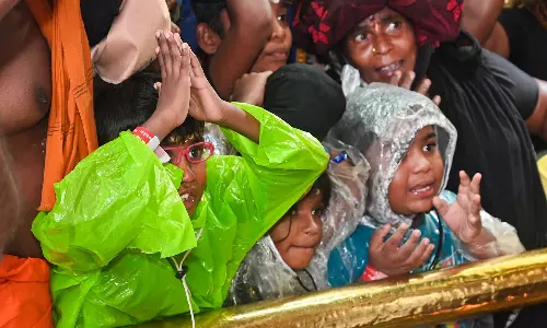 சபரிமலையில் தொடர்மழை- பக்தர்கள் வருகை குறைந்தது