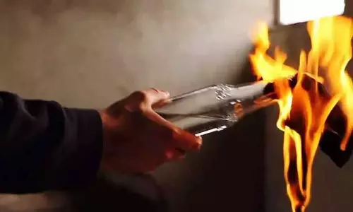 முன்விரோதம் காரணமாக வீட்டின் முன் பெட்ரோல் குண்டு வீச்சு-   புதுவை ரவுடி உள்பட 2 பேர் கைது