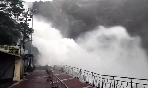 குற்றால அருவிகளில் 3-வது நாளாக வெள்ளப்பெருக்கு: வேகமாக நிரம்பி வரும் நீர்நிலைகள்