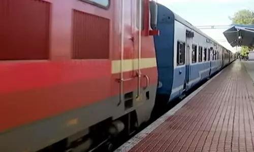 தூத்துக்குடி ரெயில் நிலையத்தில் மழை நீர்- ரெயில்கள் புறப்படும் இடம் மாற்றம்