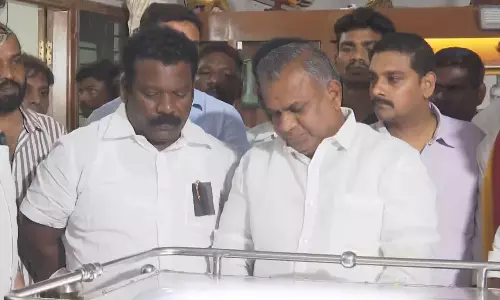 ஈ.வி.கே.எஸ். இளங்கோவன் உடலுக்கு த.வெ.க பொதுச்செயலாளர் என். ஆனந்த் நேரில் அஞ்சலி