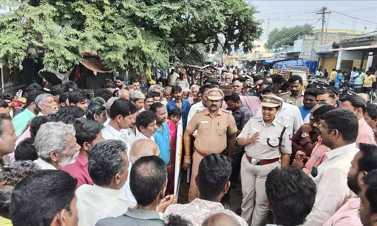 அறநிலையத்துறை அதிகாரி-பூசாரியை மாற்ற கோரி வியாபாரிகள் கடையடைப்பு போராட்டம் அறநிலையத்துறை அதிகாரி-பூசாரியை மாற்ற கோரி வியாபாரிகள் கடையடைப்பு போராட்டம்