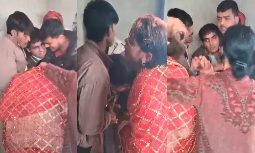 இளம்பெண்ணை ஏமாற்றிய ஆசிரியரை துப்பாக்கி முனையில் கடத்தி திருமணம் செய்து வைத்த உறவினர்கள்