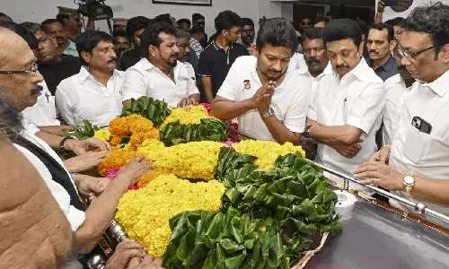 ஈ.வி.கே.எஸ். இளங்கோவன்  உடலுக்கு அரசியல் கட்சியினர் அஞ்சலி