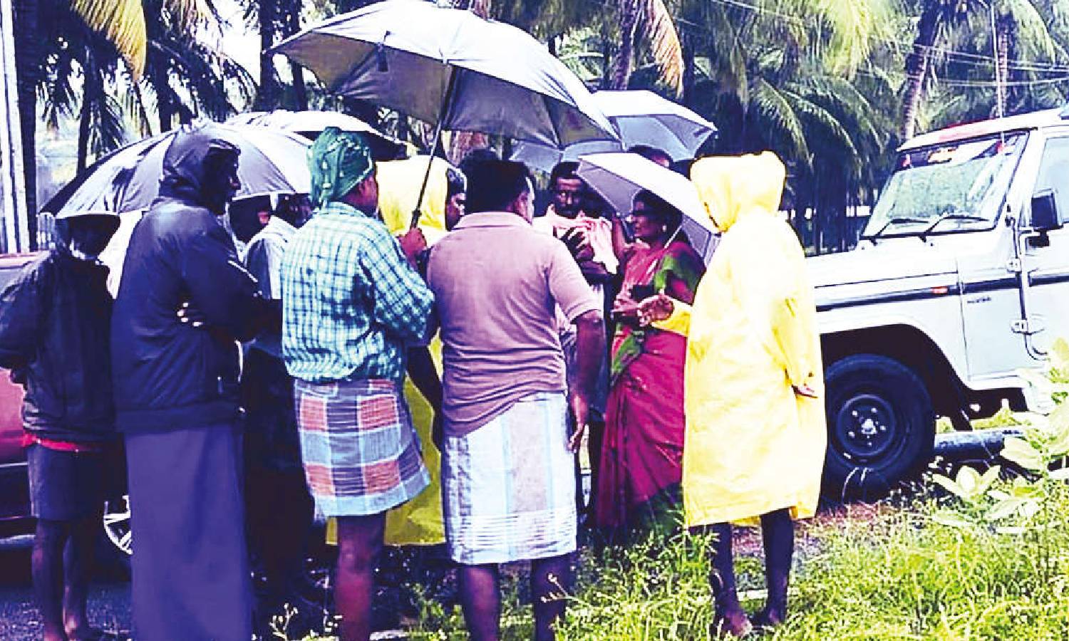 மடத்துக்குளம் அருகே மழையால் பயிர்கள் சேதம்: விவசாயிகள் முற்றுகை போராட்டம்