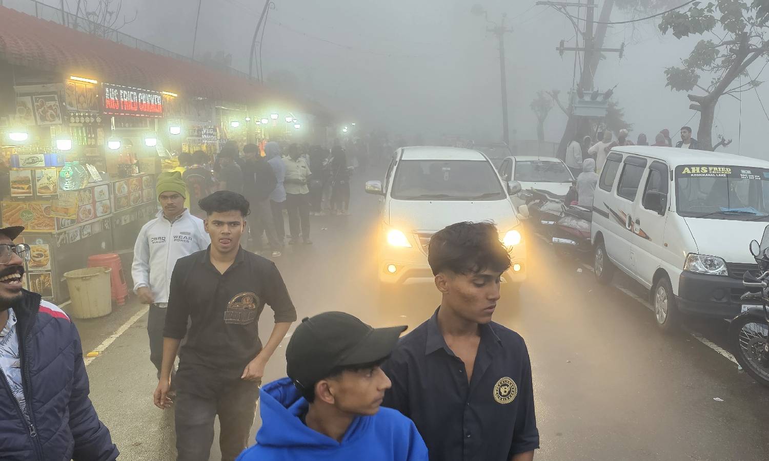 கொடைக்கானலில் கடும் பனிமூட்டம்: வாகன ஓட்டிகள் அவதி