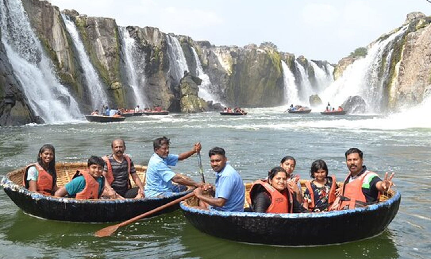 விடுமுறை என்பதால் ஒகேனக்கல்லில் குவிந்த சுற்றுலா பயணிகள்