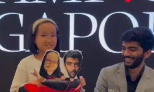 உலக சாம்பியனை மகிழ்வித்த இளம் ரசிகை- வீடியோ