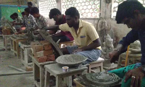 மாமல்லபுரம் சிற்பக்கல்லூரியில் நடைபெற்ற `பூம்புகார் கைத்திறன் போட்டி