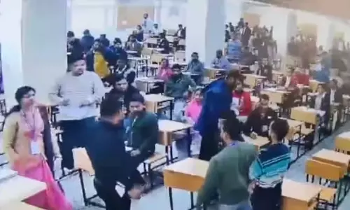 VIDEO: பீகார் அரசுத் தேர்வில் வினாத்தாளை தூக்கி ஓடிய மாணவர்கள் - கிழித்தெறிந்து ரகளை