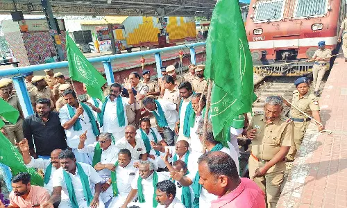 தஞ்சையில் ரெயிலை மறித்து விவசாயிகள் போராட்டம்: பி.ஆர்.பாண்டியன் உள்பட 55 பேர் கைது