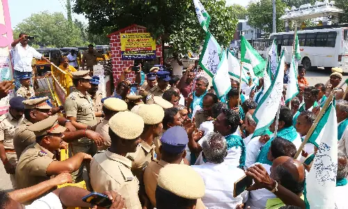 மத்திய அரசை கண்டித்து திருப்பூரில் விவசாயிகள் கண்டன ஆர்ப்பாட்டம்: 100 பேர் கைது