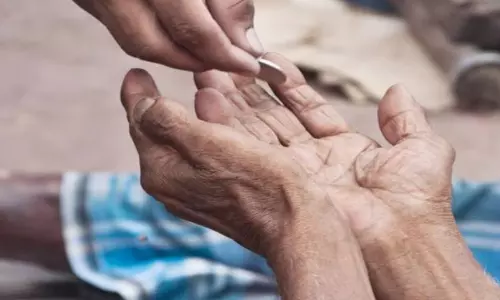 பிச்சை போடுபவர்கள் மீது  எஃப்.ஐ.ஆர்.. பிச்சைக்காரர்களை ஒழிக்க மாவட்ட நிர்வாகம் அதிரடி அறிவுப்பு