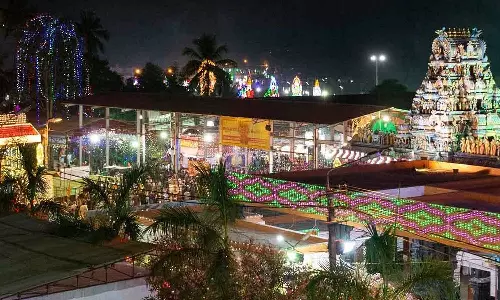 வடக்கு நோக்கி அமர்ந்து அருள்பாலிக்கும் அம்மன்