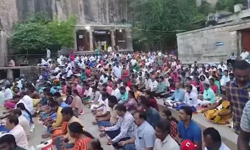 செல்வம் பெருகும்.. ஜோதிடர் பேச்சை கேட்டு நாமக்கல் நரசிம்மர் கோயிலில் தியானம் செய்த மக்கள்