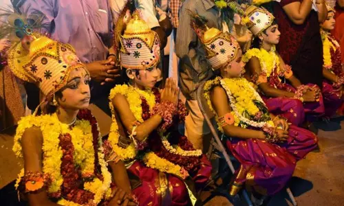 சிறுமிகளுக்கான தாலப்பொலி