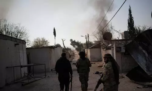 சிரியாவில் கிராமத்தை சூறையாடிய கொள்ளையர்கள்: படைகளை குவித்த கிளர்ச்சியாளர்கள்