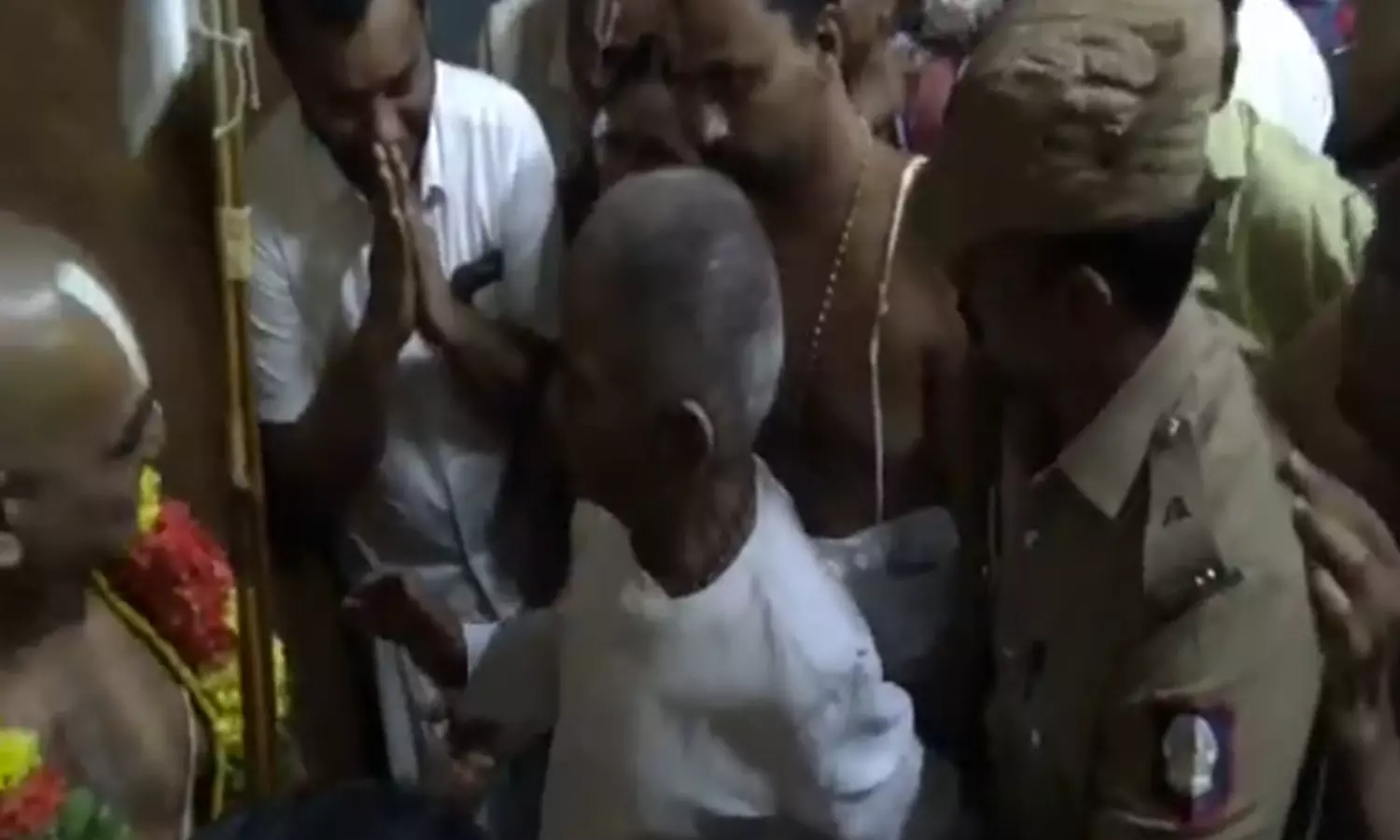 ஆண்டாள் கோவில் அர்த்த மண்டபத்தில் தடுத்து நிறுத்தப்பட்ட இளையராஜா? ஆண்டாள் கோவில் அர்த்த மண்டபத்தில் தடுத்து நிறுத்தப்பட்ட இளையராஜா?