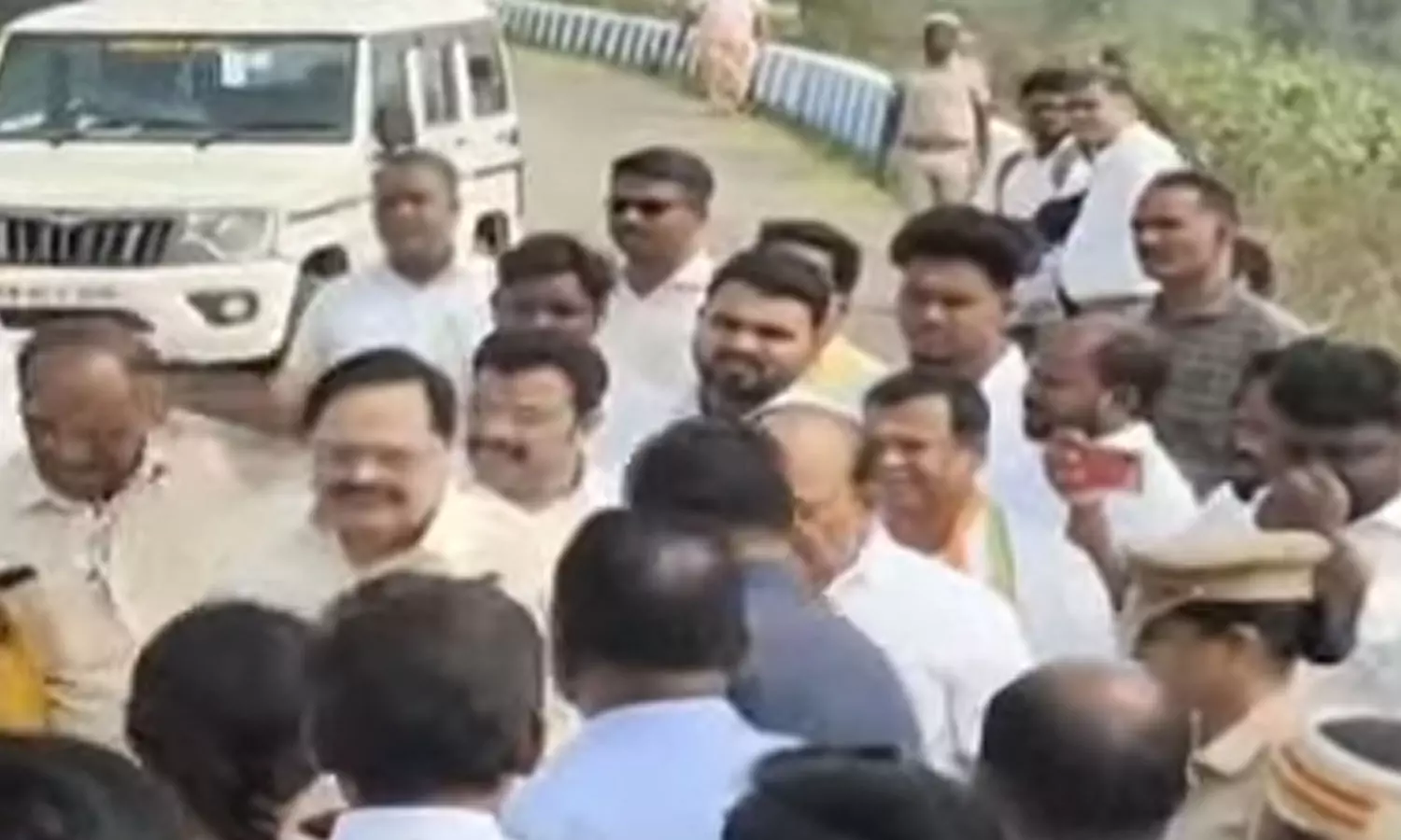 செம்பரம்பாக்கம் ஏரியில் அமைச்சர்கள் ஆய்வு செம்பரம்பாக்கம் ஏரியில் அமைச்சர்கள் ஆய்வு