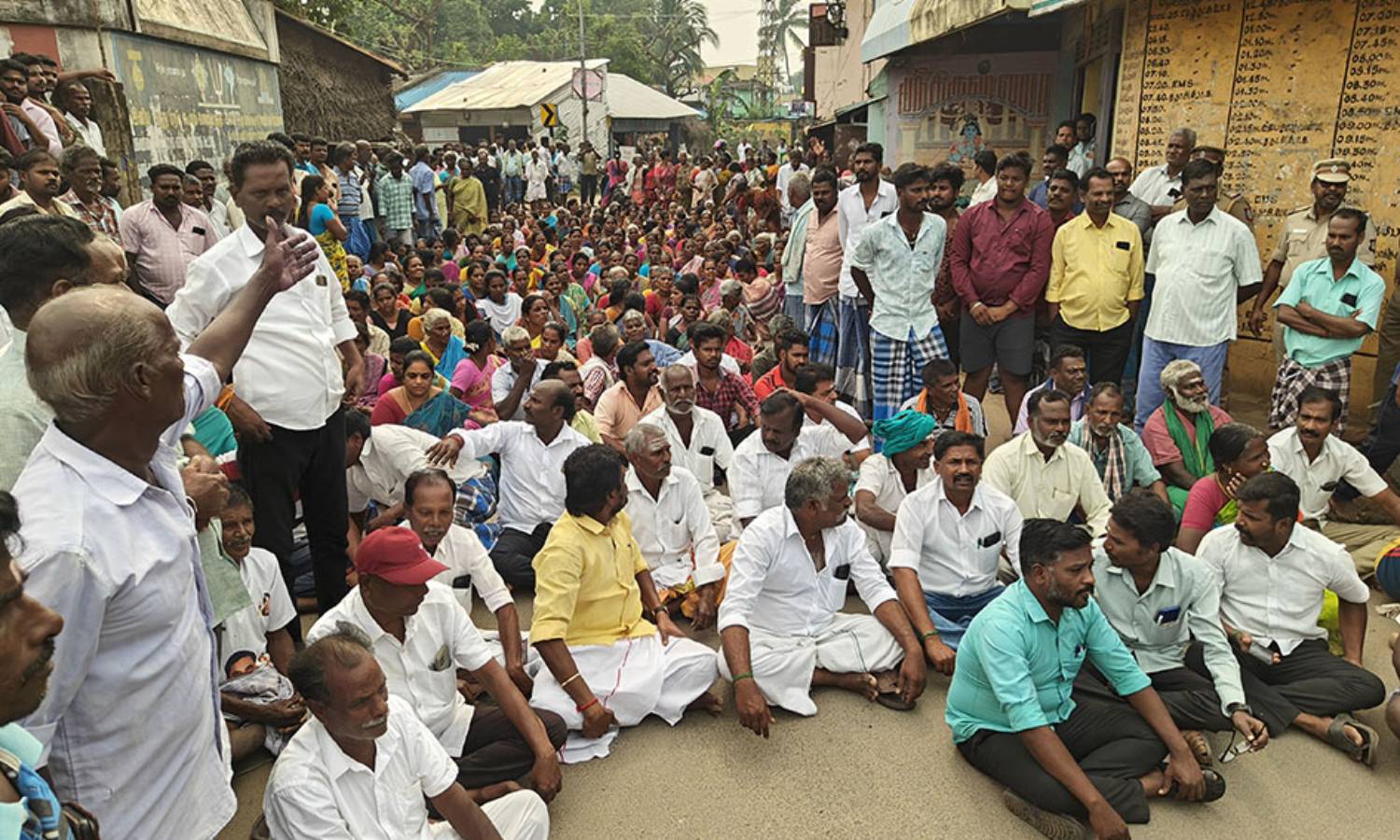 நெல்லிக்குப்பம் அருகே நிவாரணம் கேட்டு ஊராட்சி மன்ற தலைவர்கள், பொதுமக்கள் சாலை மறியல்