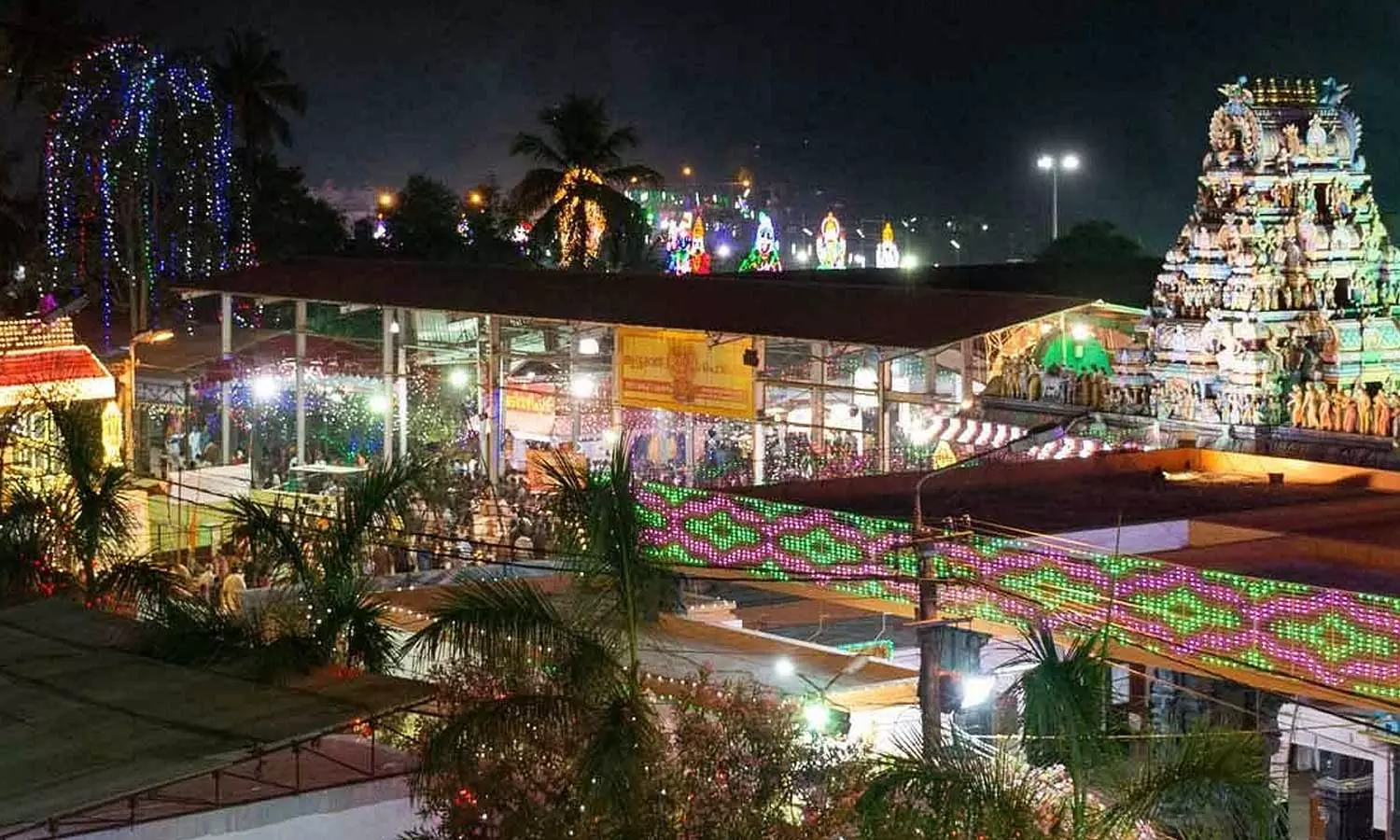 வடக்கு நோக்கி அமர்ந்து அருள்பாலிக்கும் அம்மன்