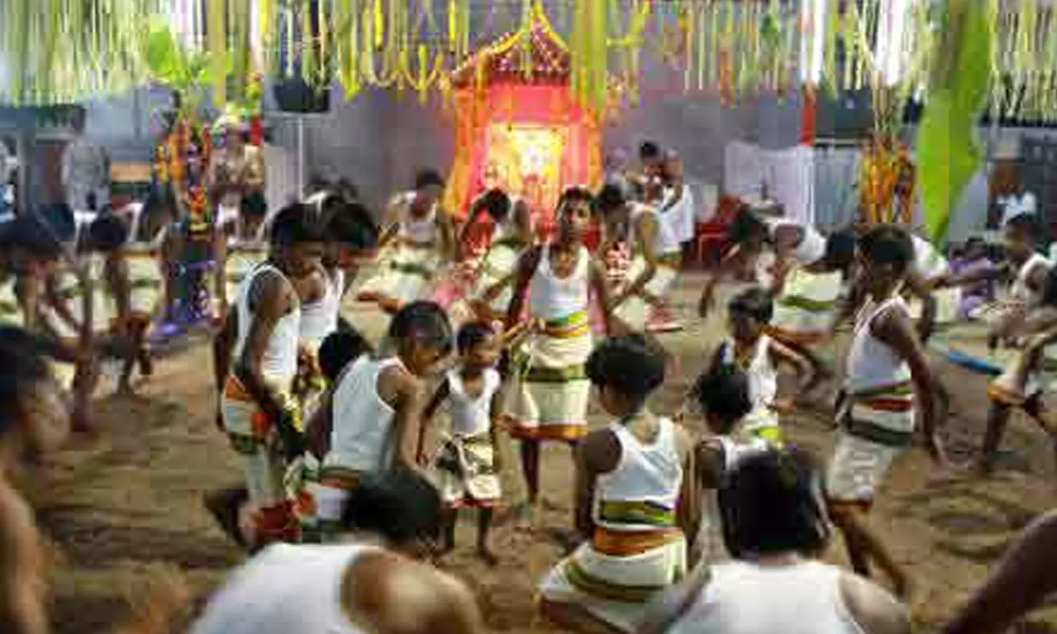 சிறுவர்கள் பங்கேற்கும் குத்தியோட்டம் சிறுவர்கள் பங்கேற்கும் குத்தியோட்டம்