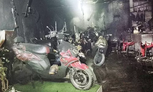 விருதுநகரில் எலெக்ட்ரிக் ஸ்கூட்டர் ஷோரூமில் பயங்கர தீ விபத்து- 30 வாகனங்கள் எரிந்து சேதம்