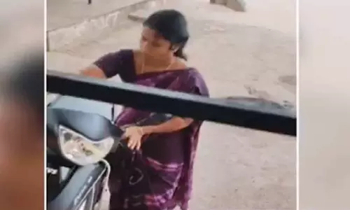 VAO-வை அறைக்குள் வைத்து பூட்டி சென்ற உதவியாளர்